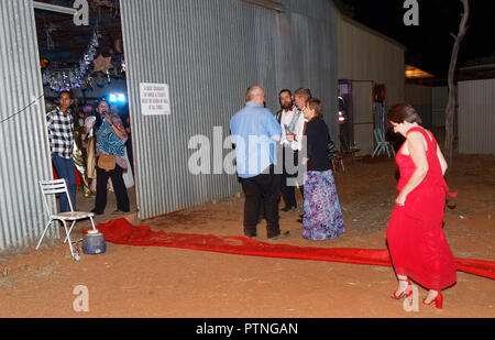 Teilnehmer an der Outback Ball, ein Side event der Pferderennen am Landor, 1000 km nördlich von Perth, Western Australia. Stockfoto