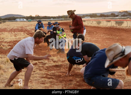 Das Tauziehen, ein Side event auf der 97th läuft der jährlichen Bush Pferderennen am Landor,, 1000 km nördlich von Perth, Australien. Okt 2018. Stockfoto