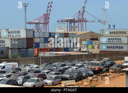 TOGO, Lomé, Hafen, PORT AUTONOME de LOMÉ (PAL), Containerterminal und RoRo-Terminal für den Import alter Gebrauchtwagen aus Europa Stockfoto