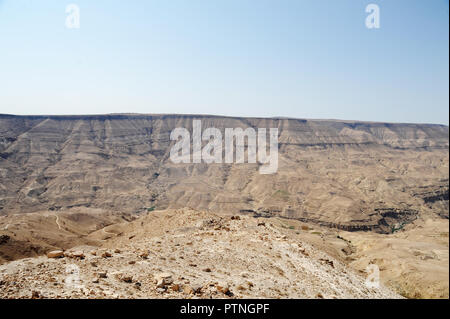 Panoramablick von der Autobahn des Königs, die über die hohe Kante des Great Rift Valley swoops. in Jordanien Stockfoto