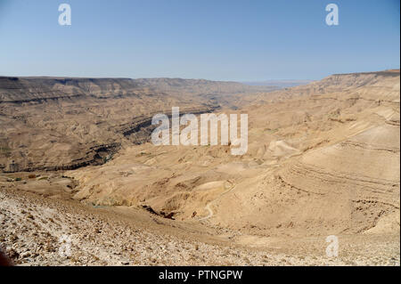 Panoramablick von der Autobahn des Königs, die über die hohe Kante des Great Rift Valley swoops. in Jordanien Stockfoto