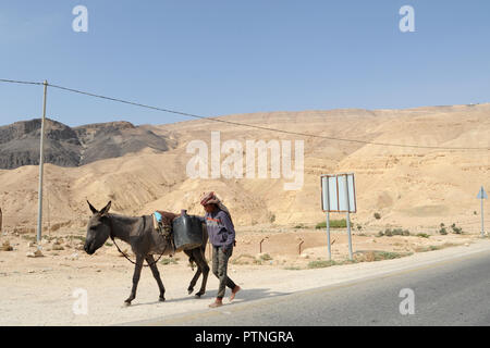 Panoramablick von der Autobahn des Königs, die über die hohe Kante des Great Rift Valley swoops. in Jordanien Stockfoto