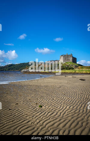 Schloss Tioram unter blauem Himmel von der Strand bei Ebbe, Loch Moidart, Highlands, Schottland, UK Stockfoto