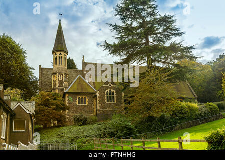 Blick auf die Kirche der Heiligen Dreifaltigkeit, am Fuße der Malvern Hills. Stockfoto