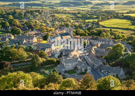 Corfe Dorf in Dorset, gebadet in den späten Nachmittag Sonnenschein als von Osten Hügel gesehen Stockfoto