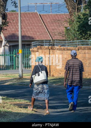 Johannesburg, Südafrika - Unbekannter schwarze Südafrikanische Paar zu Fuß durch die Straßen von einem Vorort Bild mit Kopie Raum Stockfoto