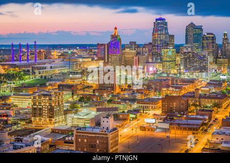 Kansas City, Missouri, USA downtown Stadtbild in der Dämmerung. Stockfoto