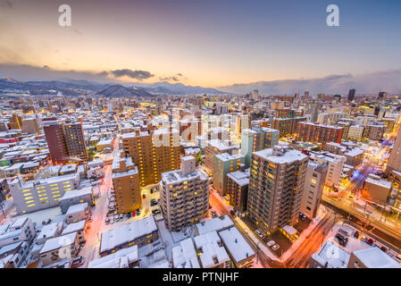 Sapporo, Japan winter Skyline Blick aus den Bergen in der Dämmerung. Stockfoto