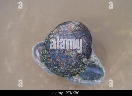 Sir Antony Gormley Gusseisen Figuren auf Crosby Strand, Liverpool, Großbritannien Stockfoto