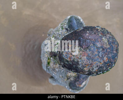 Sir Antony Gormley Gusseisen Figuren auf Crosby Strand, Liverpool, Großbritannien Stockfoto