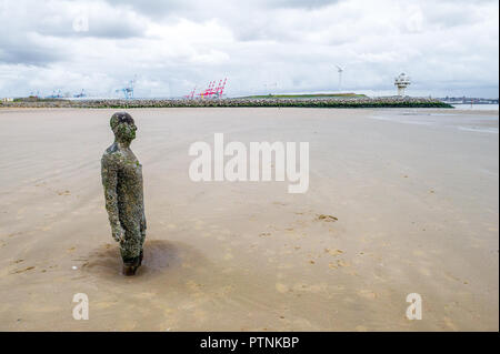 Sir Antony Gormley Gusseisen Figuren auf Crosby Strand, Liverpool, Großbritannien Stockfoto