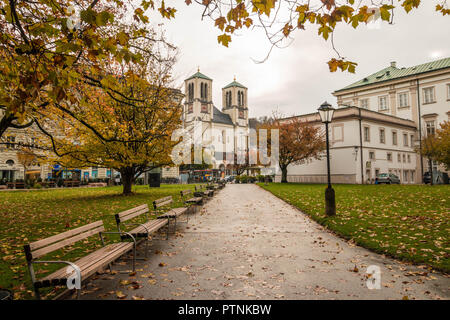 Salzburg, Österreich - 7 November, 2017: Blick von St. Andrew's Kirche (St. Andraekirche) am Mirabellplatz aus einem Park in der Nähe Mirabellgarten. Stockfoto