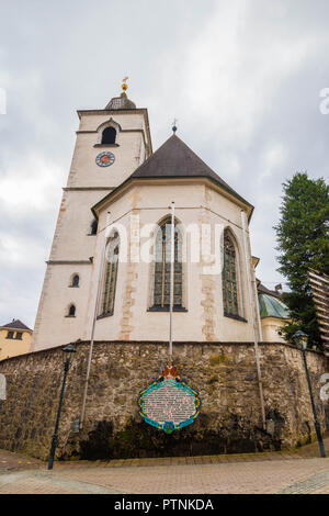 St. Wolfgang Wallfahrtskirche in österreichischen alpinen Stadt Wolfgangsee. Beliebte touristische Destination. Die Kirche hat einen berühmten Spätgotischen Altaraufsatz Stockfoto