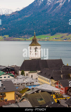 Ansicht der österreichischen alpinen Stadt St. Wolfgang am Wolfgangsee mit St. Wolfgang Kirche und die Berge. Beliebte touristische Destination in Österreich. Stockfoto