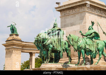 Heldenplatz (Hosok tere) in Budapest, Ungarn mit Statue Komplex der Sieben Häuptlinge der Magyaren und andere wichtige nationale Führer. Stockfoto