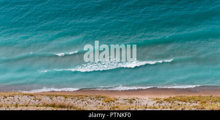 Blick auf Lake Michigan von der Spitze einer Düne in der Sleeping Bear Dunes National Lakeshore, Empire, Michigan, USA. Stockfoto