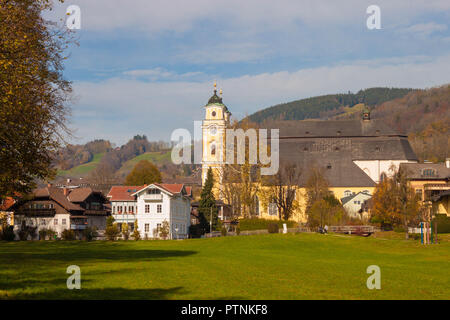 Seitenansicht der Stiftskirche St. Michael in Mondsee, Österreich. Der Klang der Musik Hochzeit Szene wurde hier im Jahr 1965 gedreht. Stockfoto