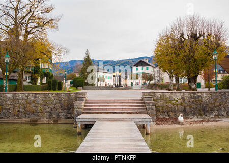 Lakeside der österreichischen Stadt Strobl in berühmten lakeside Bezirk am Wolfgangsee. beliebten touristischen und Boot Tour Ziel. Strobl, Österreich Stockfoto