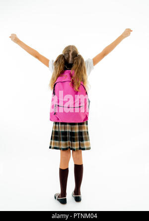 Schöne blonde Mädchen in Uniform tragen ein großes rosa Schultasche feiern gehen Volksschule auf weißem Hintergrund in Zurück isoliert scho Stockfoto