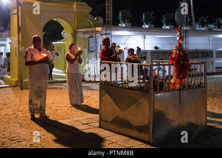 Leute, Angebote, Kataragama Tempel, Sri Lanka. Juli 2017 Stockfoto