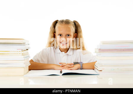 Gerne schön süß mit blonden Haaren kleines Schulmädchen gerne Studieren und Lesen von Büchern in der kreativen Bildung Konzept mit Zurück in die Schule Thema isolat Stockfoto