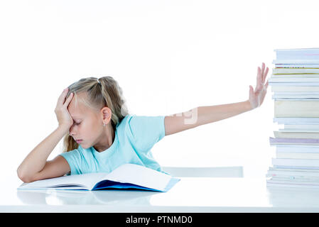 Schöne Mädchen versucht, zu viele Hausaufgaben, Es ist verrückt in Motivation niedriger Leistung Kinder Bildung Konzept der Studie ist Stockfoto