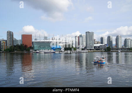 Fähren auf False Creek vor BC Place Stadium, Vancouver, Kanada Stockfoto