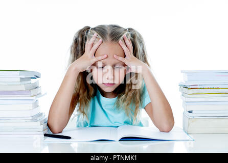 Schöne Mädchen versucht, zu viele Hausaufgaben, Es ist verrückt in Motivation niedriger Leistung Kinder Bildung Konzept der Studie ist Stockfoto