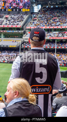 Rückansicht Collingwood Football Club Fan und Unterstützer bei AFL Grand Final MCG Melbourne Victoria Australien 2018. Stockfoto