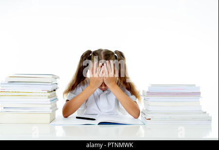 Traurig und müde süßes Schulmädchen mit blonden Haaren sitzen in Stress mit Hausaufgaben überwältigen mit zu viel studieren und Lehrbücher in den Kindern Bildung acade Stockfoto