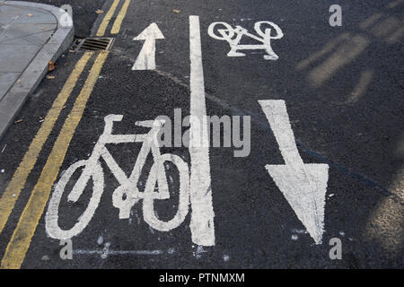 Zwei weg Radweg Schilder in Kingston upon Thames, Surrey, England Stockfoto