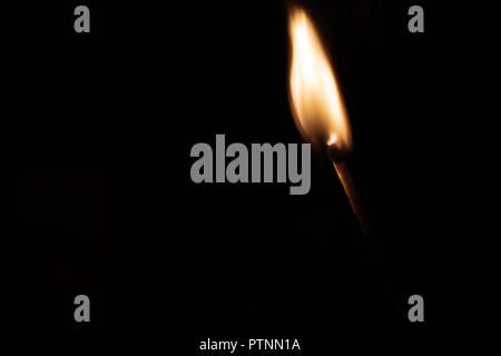 Match mit stark flackernde Flamme auf schwarzem Hintergrund closeup Stockfoto