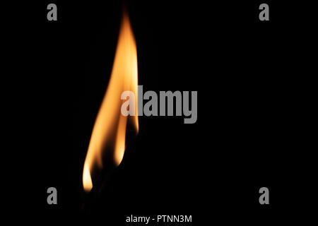 Match mit stark flackernde Flamme auf schwarzem Hintergrund closeup Stockfoto