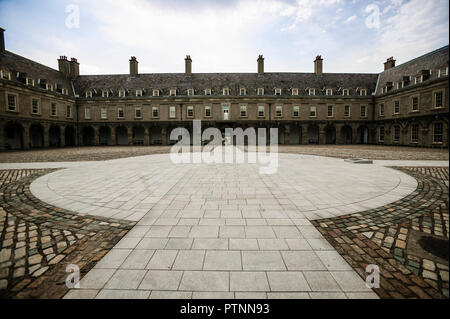 Gepflasterten Platz das Irische Museum für Moderne Kunst im Royal Hospital Kilmainham, Dublin. Ursprüngliche Gebäude stammt aus 1684, eröffnete das Museum 1991 Stockfoto