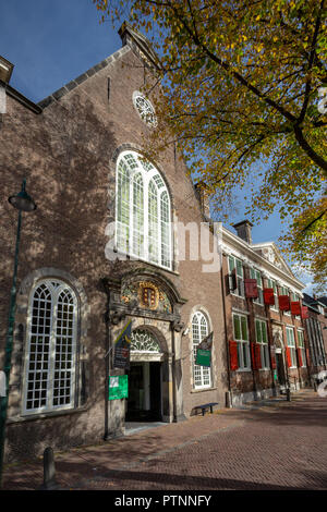 Die NIEDERLANDE, Gouda - Oktober 10, 2018: die Fassade des Museums Gouda auf der Oosthaven Kanal. Stockfoto