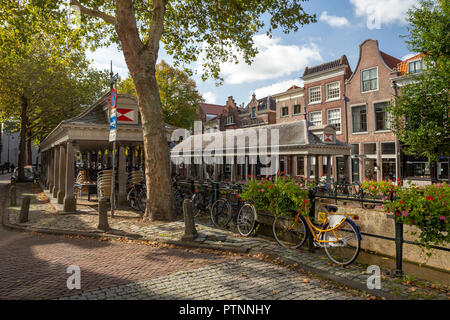 Die NIEDERLANDE, Gouda - Oktober 10, 2018: Niederländische Fahrräder vor dem historischen Fischmarkt auf dem Hoge Gouwe Kanal geparkt. Stockfoto