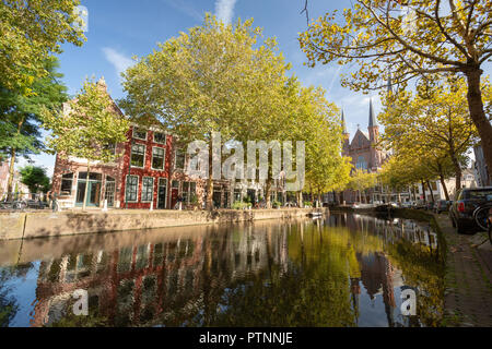 Die NIEDERLANDE, Gouda - Oktober 10, 2018: Die schöne Hoge Gouwe Kanal im Herbst an einem sonnigen Tag. Stockfoto