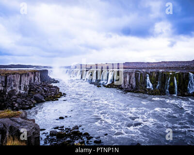 Eindrucksvolle Landschaft des Selfoss Wasserfall im Norden Islands Stockfoto