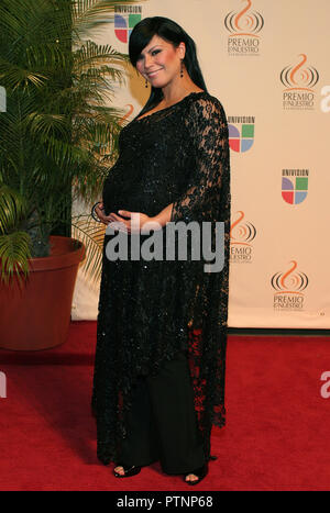 Olga Tanon kommt auf dem Roten Teppich vor dem 2007 Premios Lo Nuestro Award Show an der American Airlines Arena in Miami, am 22. Februar 2007. Stockfoto