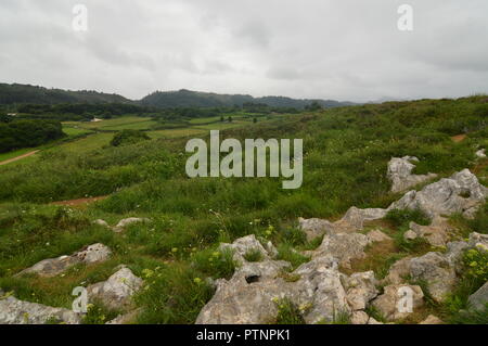 Schönes Foto der Bergwiesen, die sie umgeben den Strand von gulpiyuri Im Rat von Llanes. Natur, Reisen, Landschaften, Stränden. Juli 31, 2018. Stockfoto