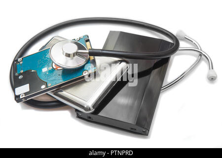 Externe Festplatten und Stethoskop auf weißem Hintergrund closeup Stockfoto