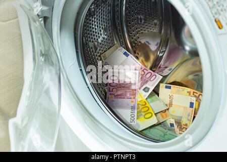 Euro/europäische Währung, hoher Stückelung in der Waschmaschine. Geldwäsche Konzept Stockfoto