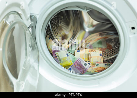 Euro/europäische Währung, hoher Stückelung in der Waschmaschine. Geldwäsche Konzept Stockfoto