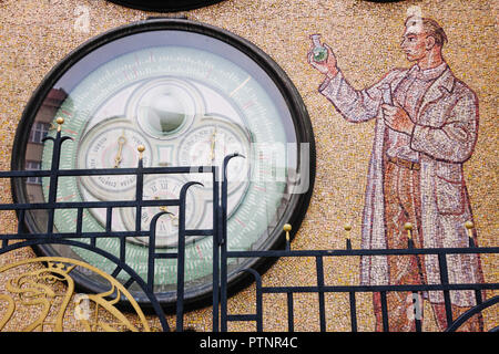 Olomouc, Mähren, Tschechien: astronomische Uhr des Rathauses umgebaut im Socialist-Realist Stil in den 1950er Jahren, nachdem die ursprüngliche wurde beschädigt Stockfoto