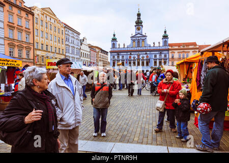 Ceske Budejovice, Südböhmen, Tschechische Republik: Menschen am Ostermarkt in Ottokar II Square. Rathaus im Hintergrund. Stockfoto