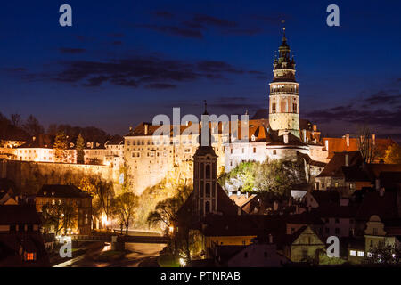 Cesky Krumlov, Südböhmen, Tschechische Republik: Nacht Blick auf das beleuchtete Schloss Krumau und Unesco Weltkulturerbe Altstadt. Stockfoto