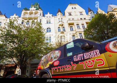 Prag, Tschechische Republik: Ein koscheres Essen Lieferung Wagen durch die Stadthäuser der Josefstadt, dem ehemaligen jüdischen Viertel von Prag geparkt. Stockfoto