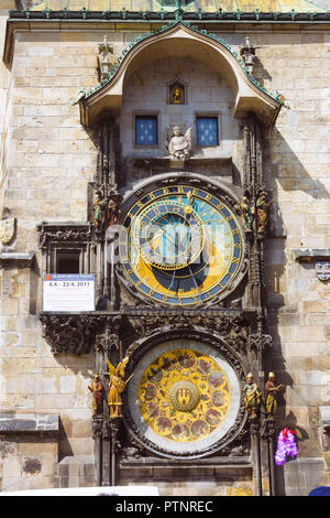 Prag, Böhmen, Tschechien: mittelalterliche astronomische Uhr, oder Prager orloj auf das Alte Rathaus in der Altstadt entfernt. Stockfoto