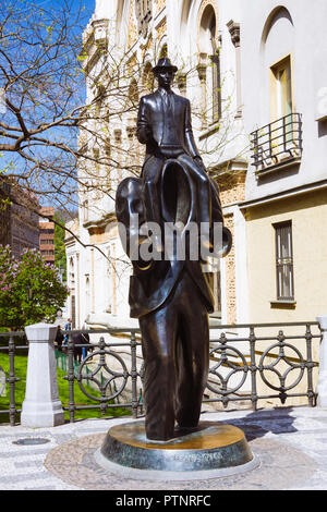 Prag, Böhmen, Tschechien: Franz Kafka Statue des Künstlers Jaroslav Róna auf Vězeňská Straße in das jüdische Viertel Josefov. Stockfoto