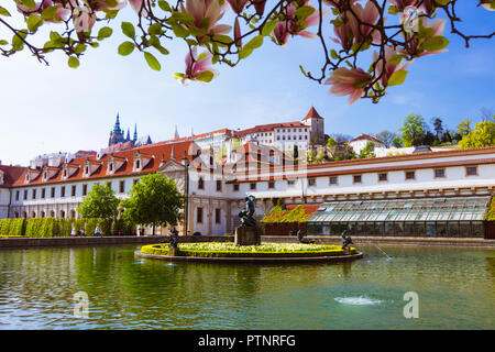 Prag, Tschechische Republik: Wallenstein Gärten in Mala Strana Viertel mit Prager Burg im Hintergrund. Stockfoto